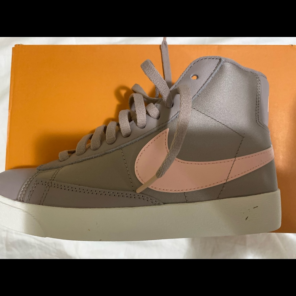 Women /girls Sz 5 Nike Blazer Mid PRM